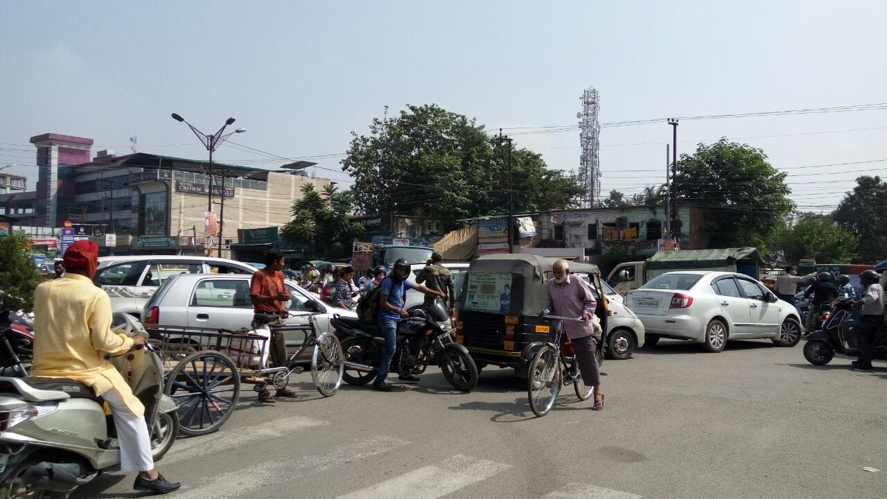 huge traffic jam on mandi chowk dehradun.