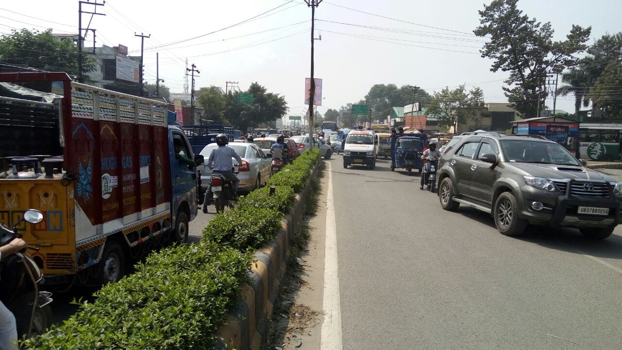 huge traffic jam on mandi chowk dehradun.