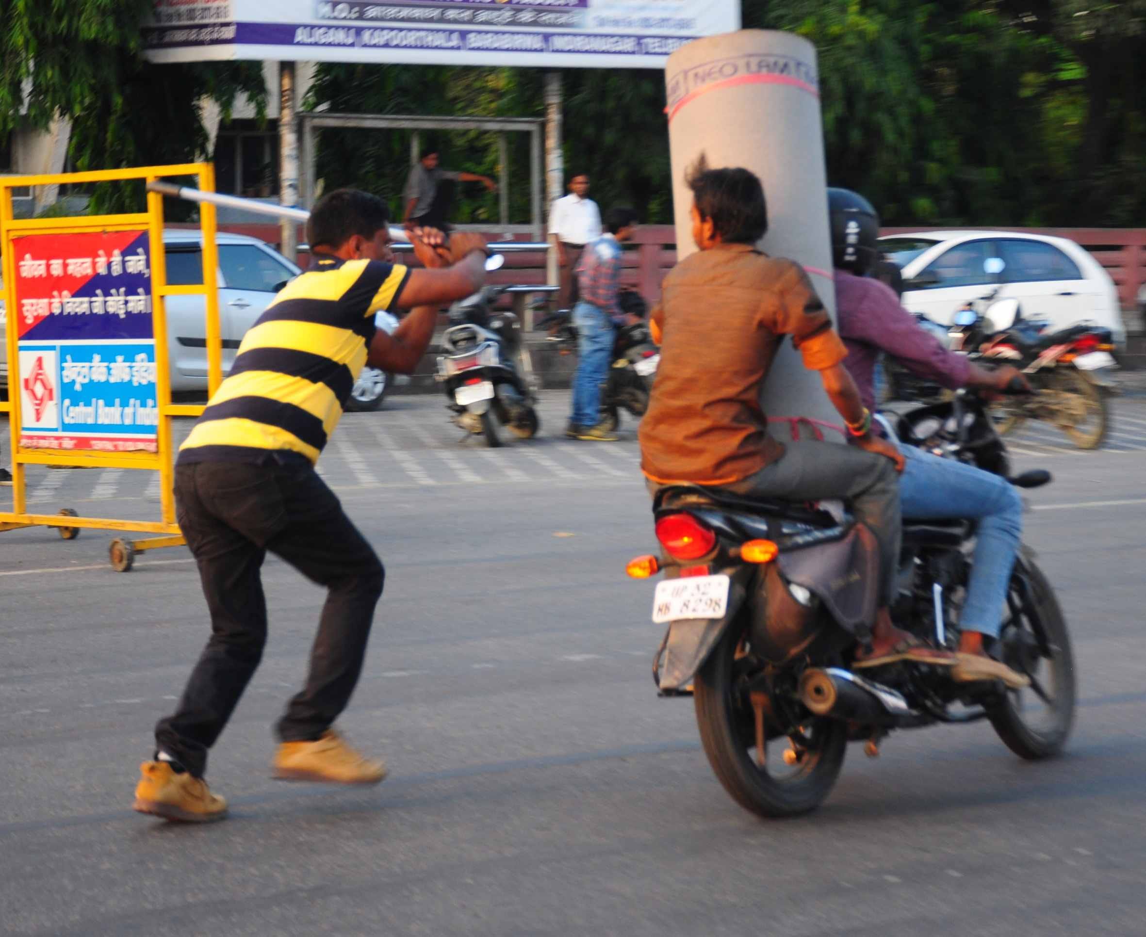 weird traffic controlling system in lucknow 