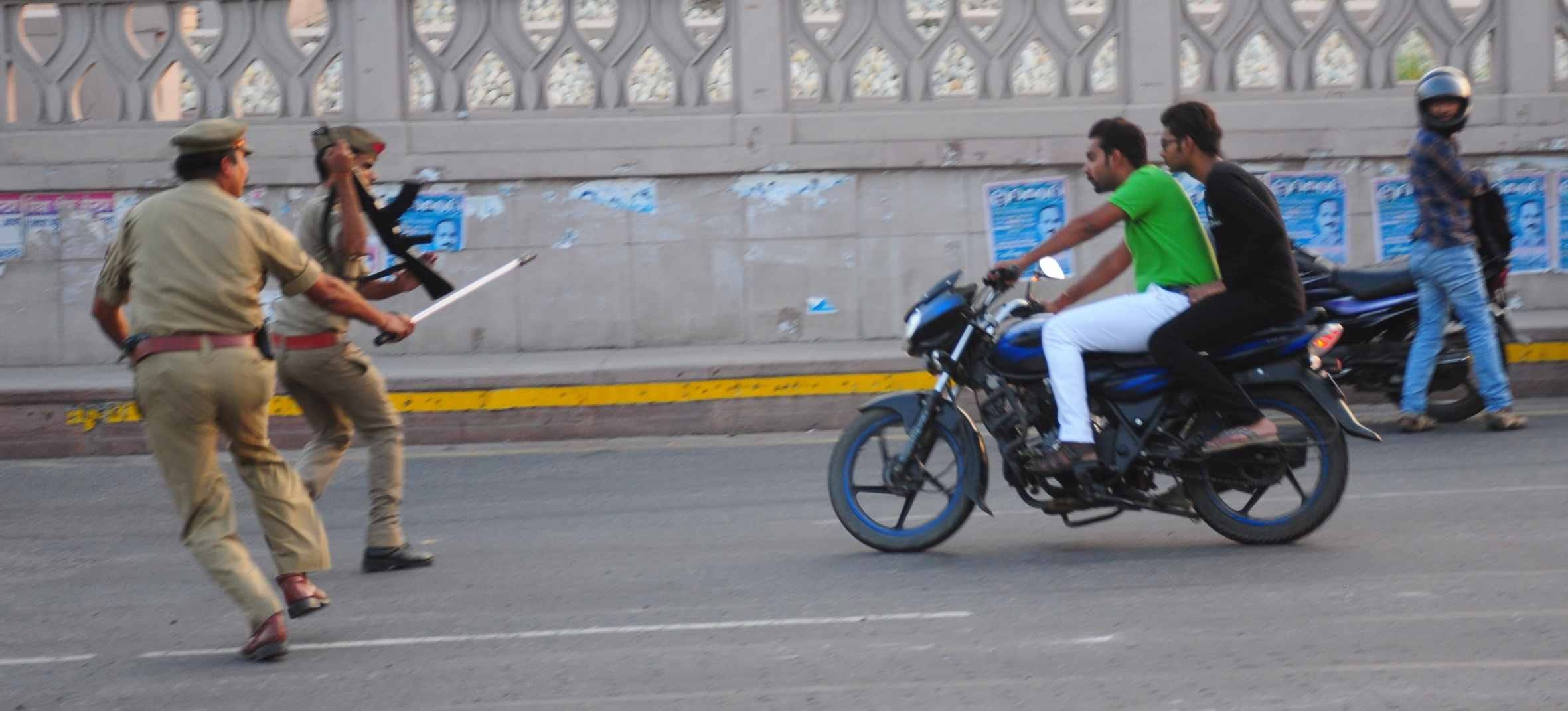 weird traffic controlling system in lucknow 