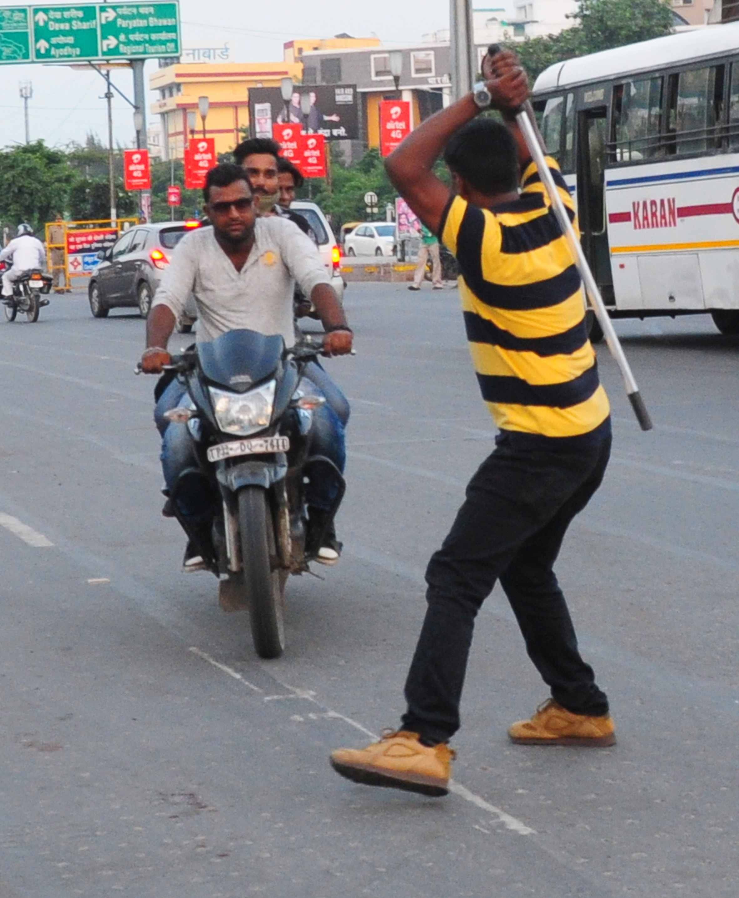 weird traffic controlling system in lucknow 