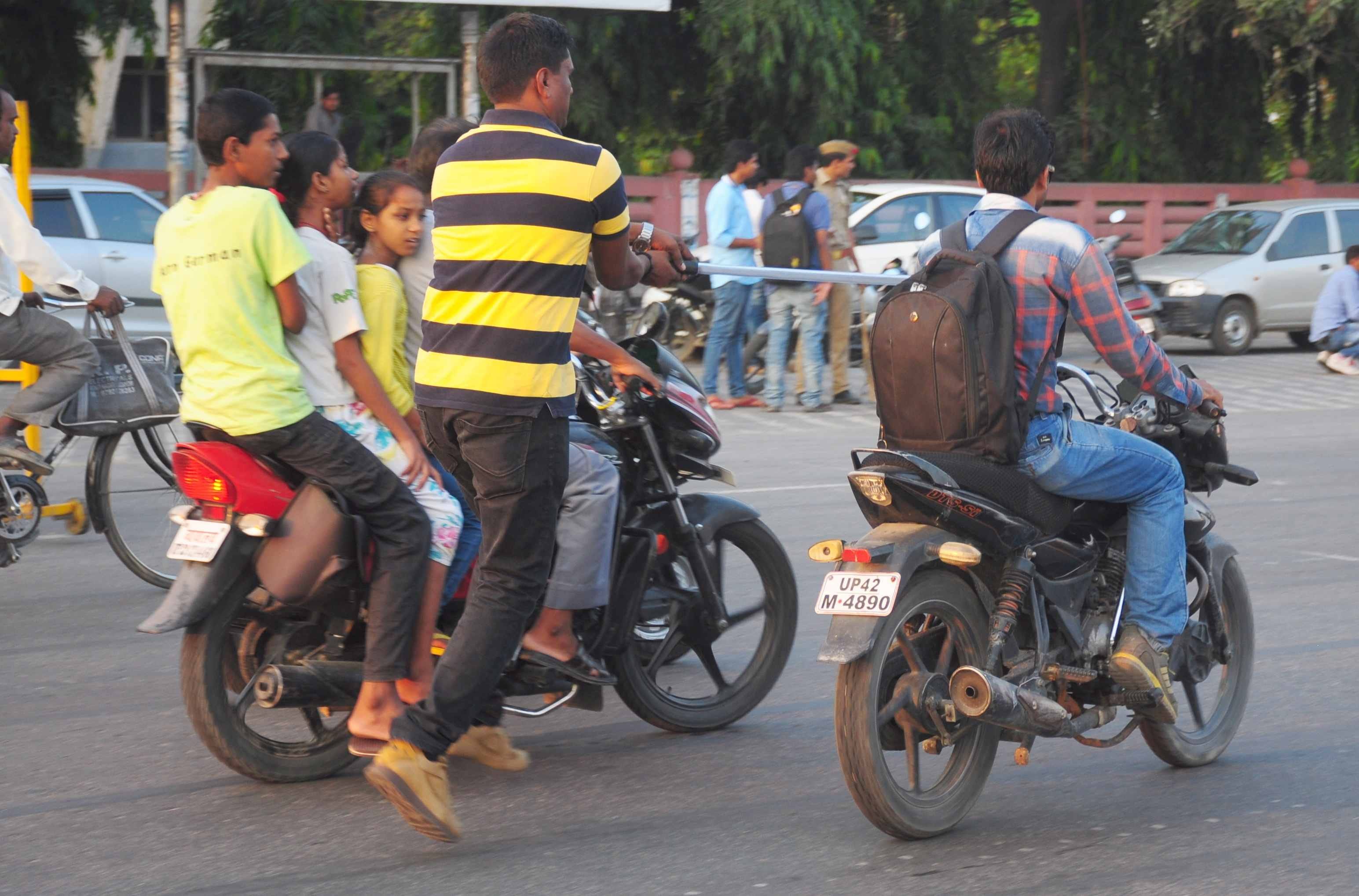 weird traffic controlling system in lucknow 