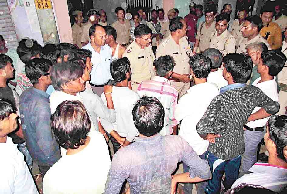 ramleela not start at kundarki, protest against police