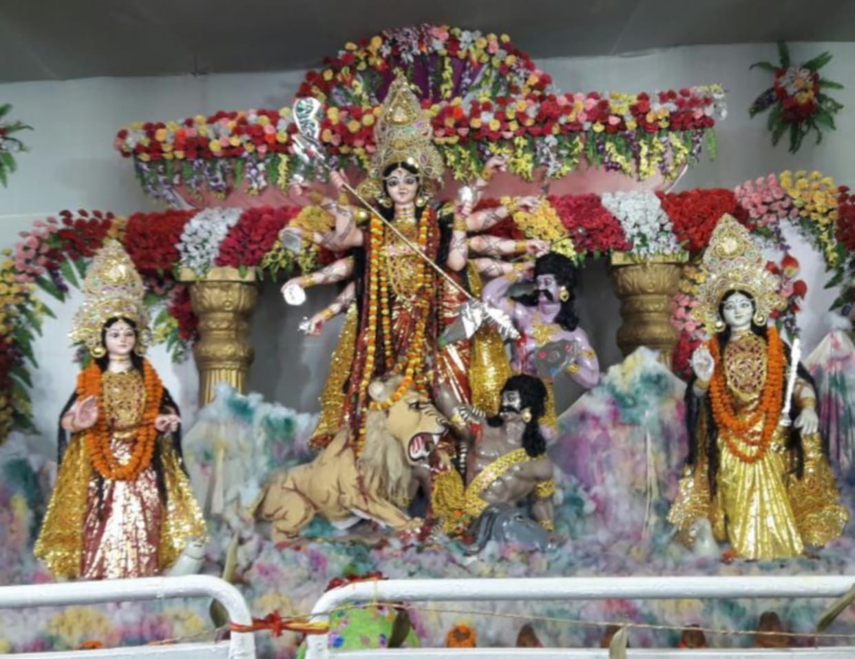 Jaykare in pandals, overflow crowd of devotees engaged