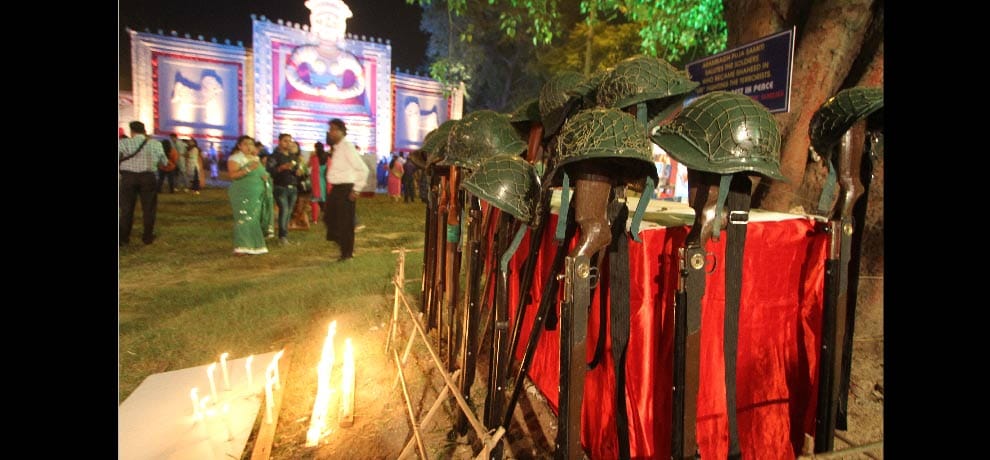 tribute to uri martyrs in durga pandal in delhi