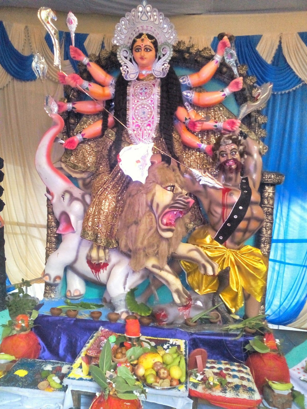 Mother Durga's eyes have been opened in the middle dorms Pot