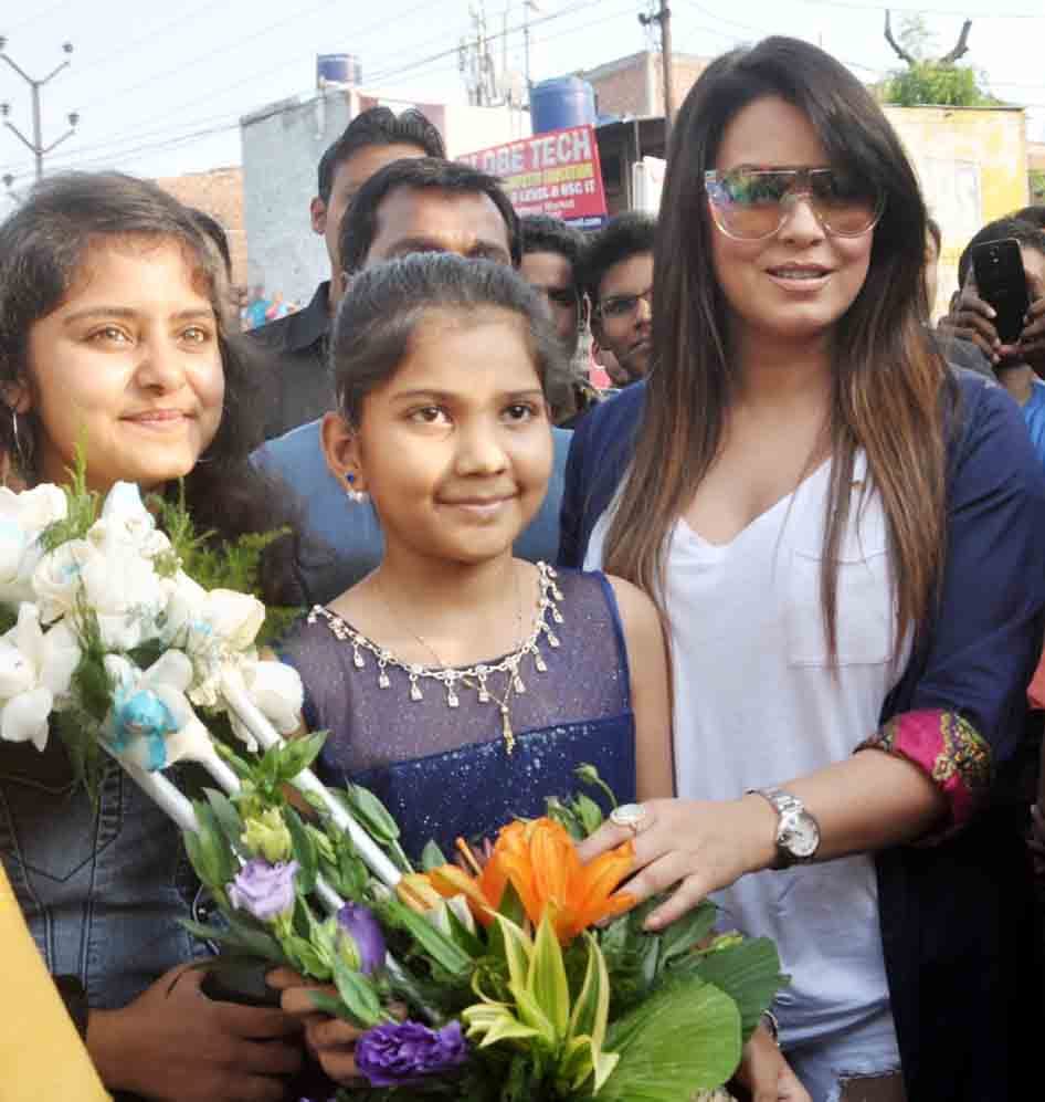  actress mahima chaudhary likes kanpur