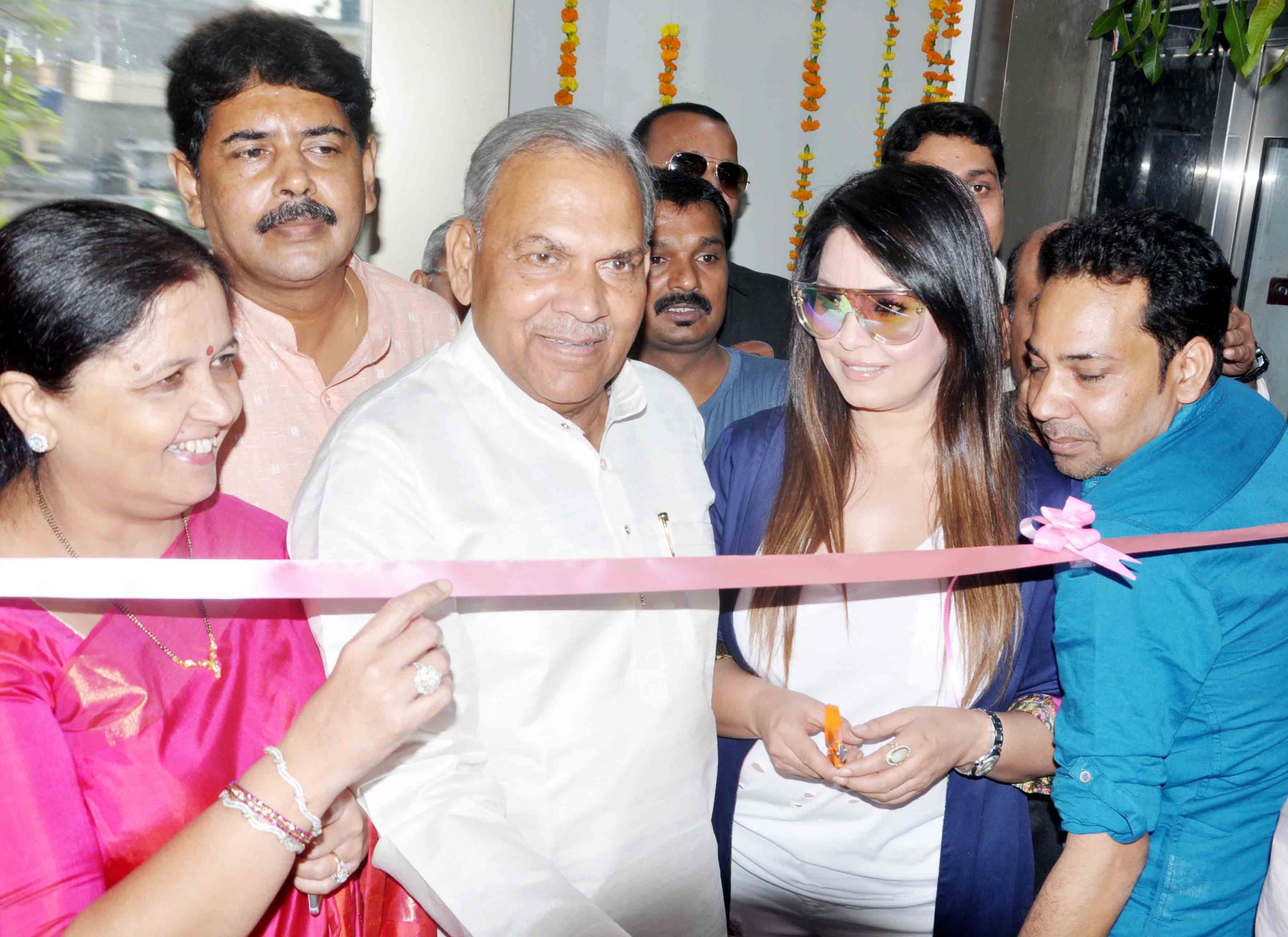 actress mahima chaudhary likes kanpur