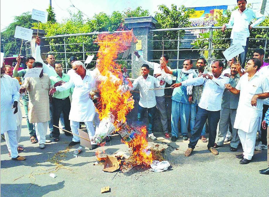 ashok tanwar, bhupendra singh hoodda, protest against Ex CM, Sirsa