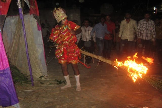 raavan ka ahankaar door karane angad ne jamaaya pair