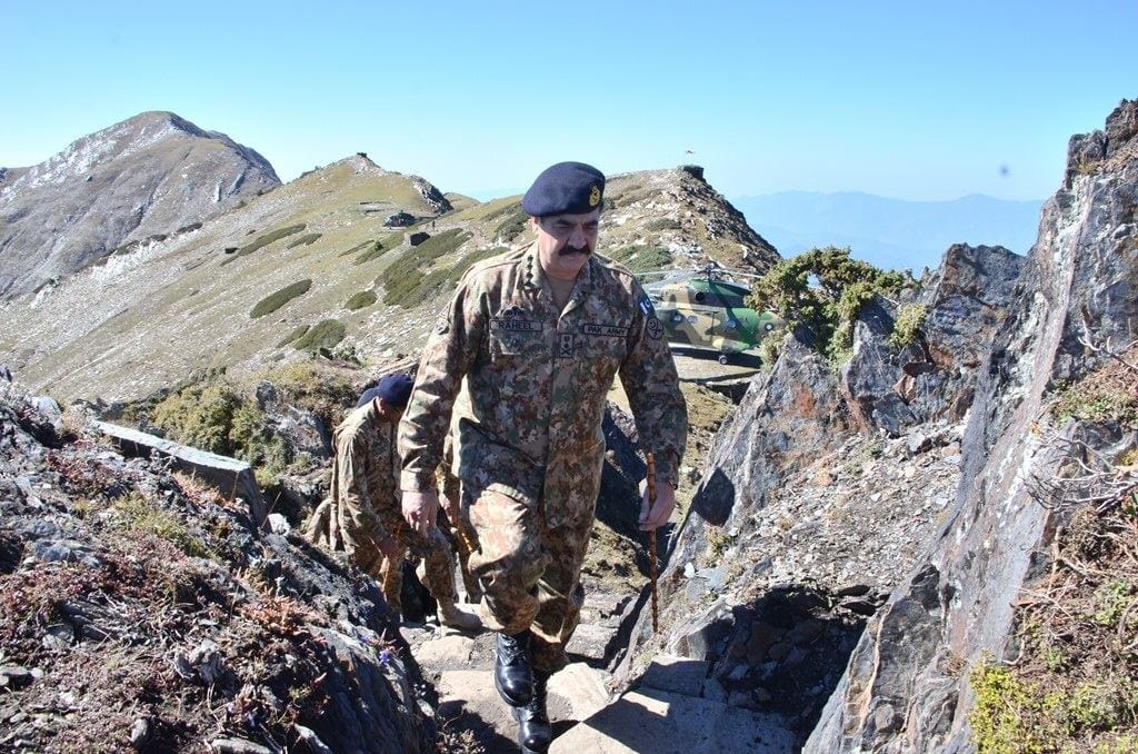 raheel sharif reaches line of control in pakistan