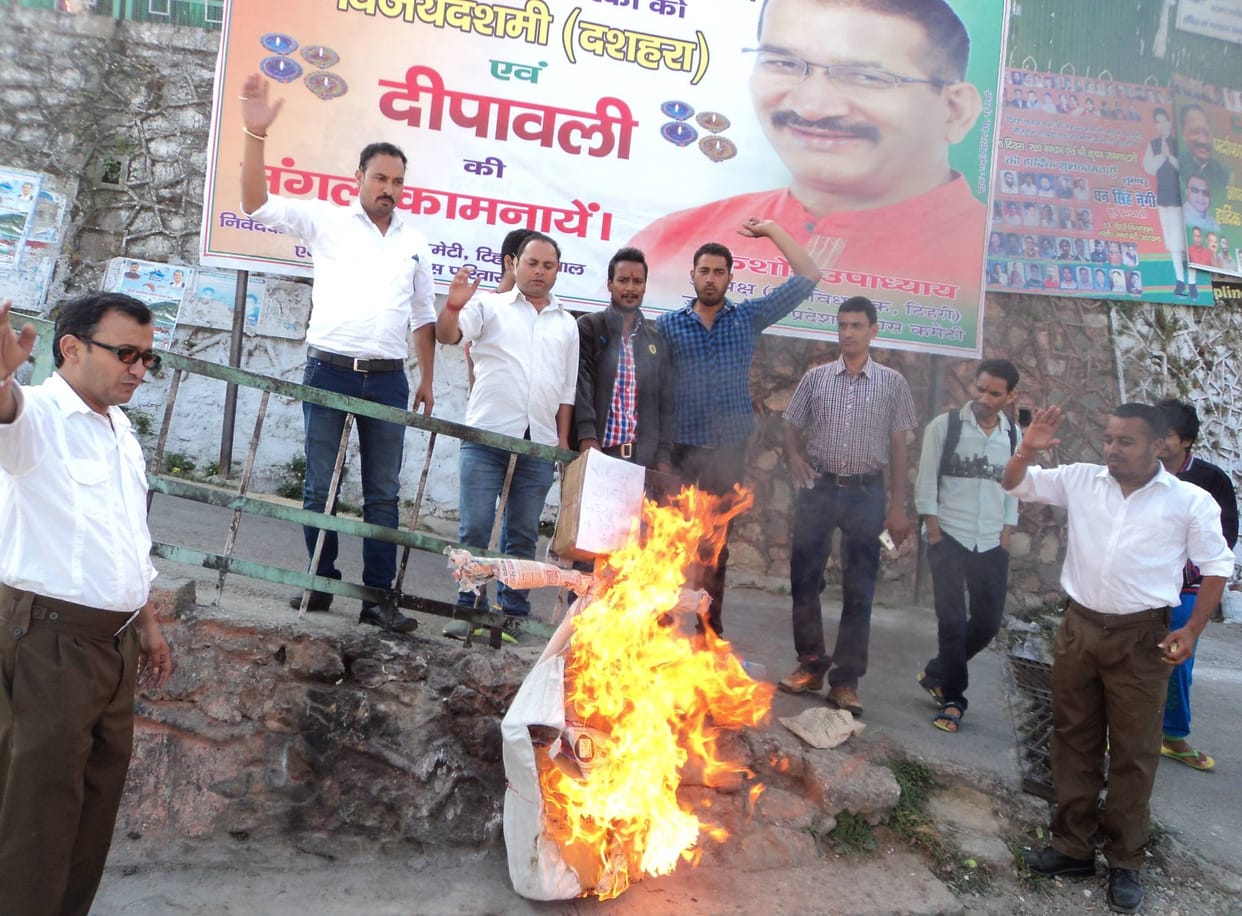 NSUI blew minister's effigy.