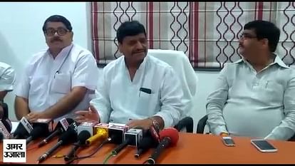 SHIVPAL YADAV CRACKS JOKE ON MAYAWATI