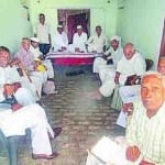 दाहा गांव में आयोजित भूतपूर्व सैनिक संगठन की बैठक में विचार विमर्श करते पूर्व सैनिक।