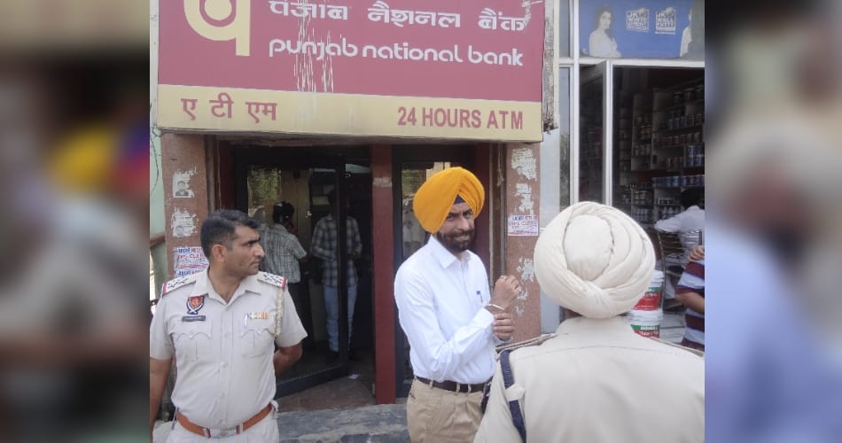 Big Loot Ropar, robbers, after robbing millions, from ,bank cash van
