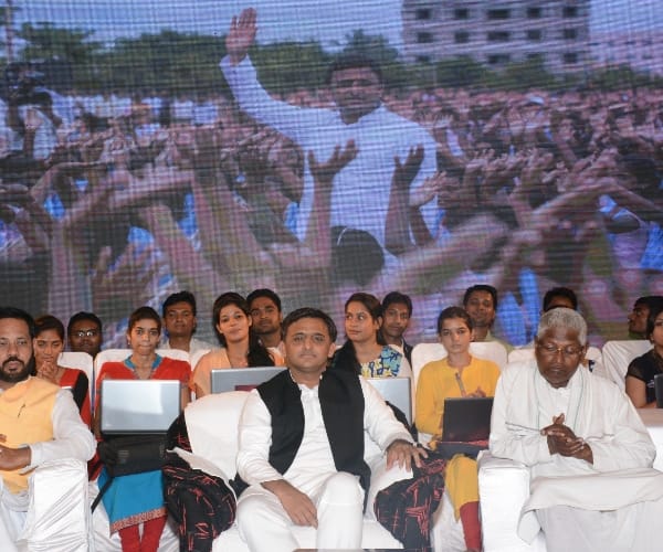 akhilesh yadav launches smart fone web portal.