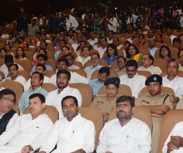 akhilesh yadav launches smart fone web portal.