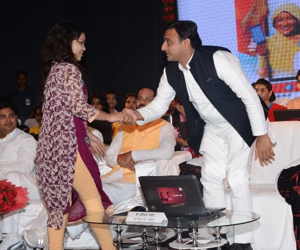 akhilesh yadav launches smart fone web portal.