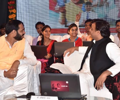 cm akhilesh launches smartphone web portal