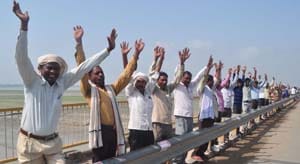 A human chain to Junsi Azad Park
