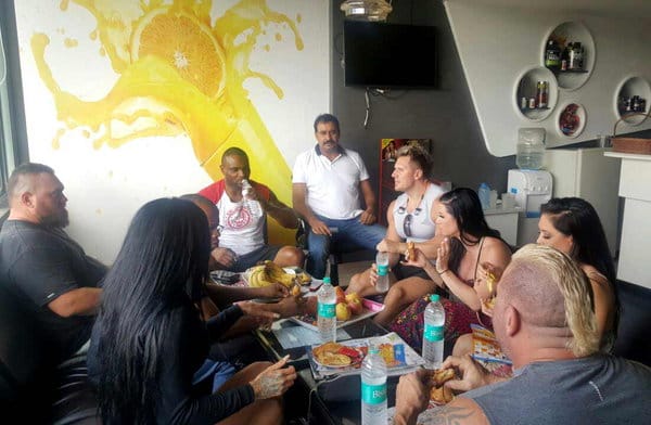 foreigner international wrestlers open challange to www champion the great khali to fight in ring
