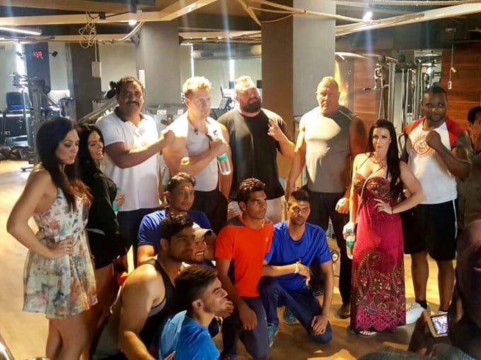 foreigner international wrestlers open challange to www champion the great khali to fight in ring