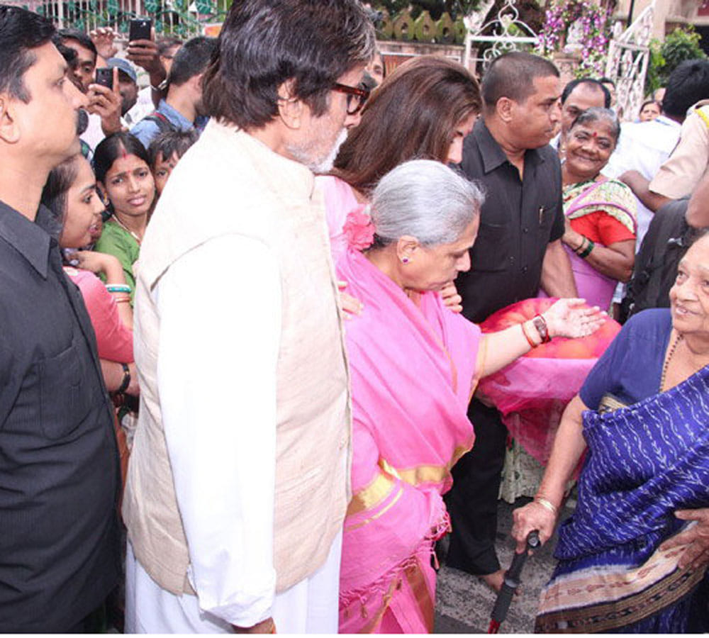 bachchan family celebrating durga puja 