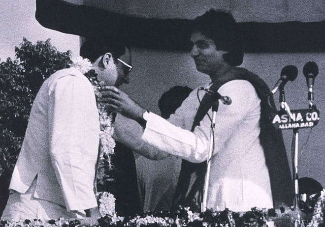 Amitabh bachchan family relation with Gandhi parivaar 