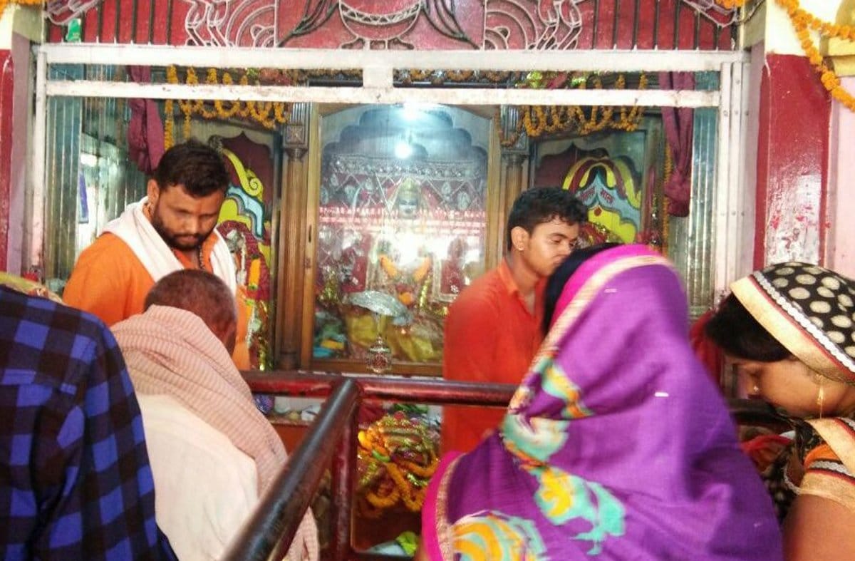 Drew a crowd of worshipers in the temple Bnalia