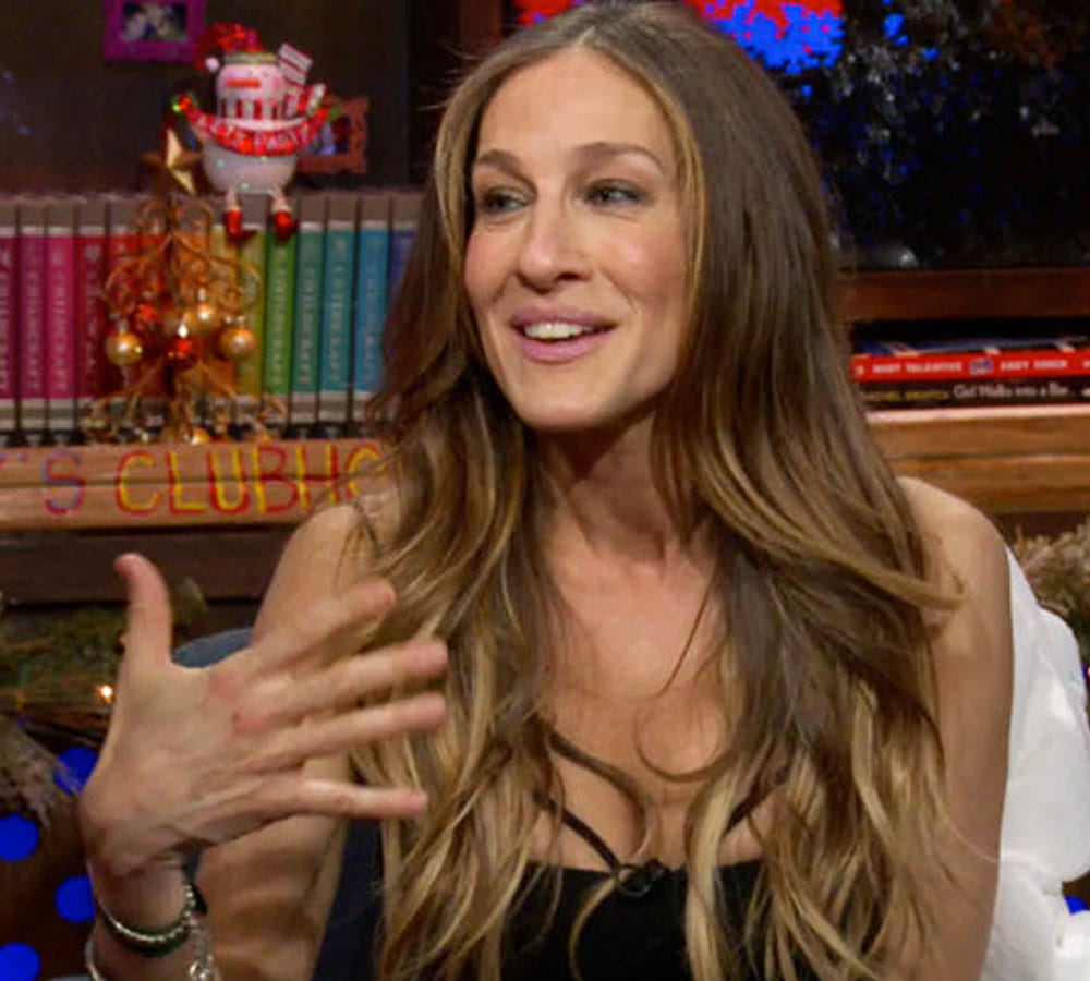 actress sarah jessica parker suffers wardrobe malfunction on live tv 