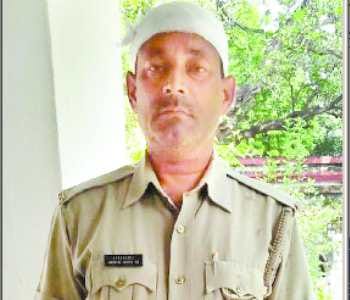 Villagers beat up policemen