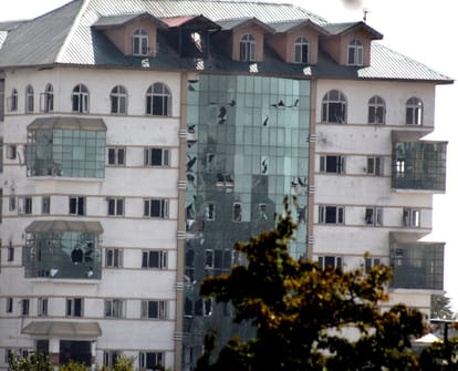 omar abdullah condemns the attack on pompore edi