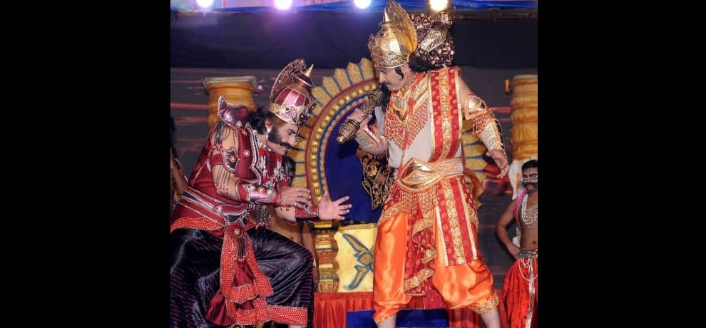 surgical strike praised in ramlila by bjp mp manoj tiwari who is playing angad in ramlila