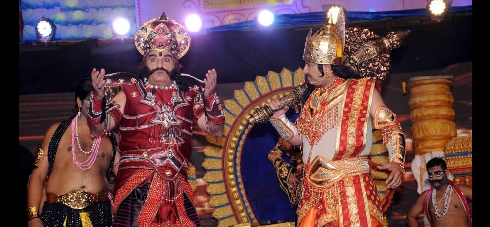surgical strike praised in ramlila by bjp mp manoj tiwari who is playing angad in ramlila