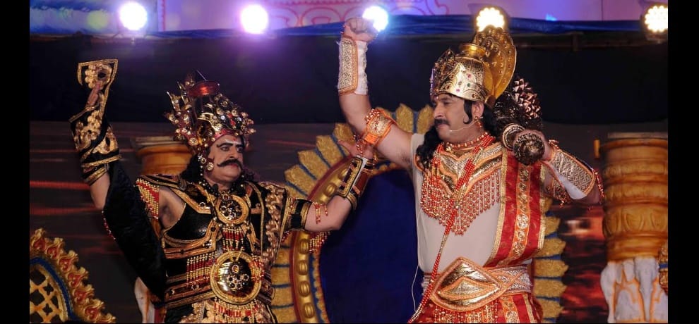 surgical strike praised in ramlila by bjp mp manoj tiwari who is playing angad in ramlila