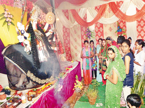 Devotion to the mother of the faithful, immersed in astami