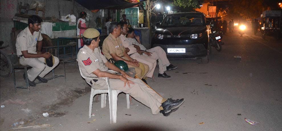 fight between two community in trilokpuri in delhi on cricket boll 