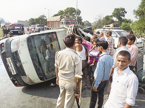 Reflex loader full of worshipers, six injured