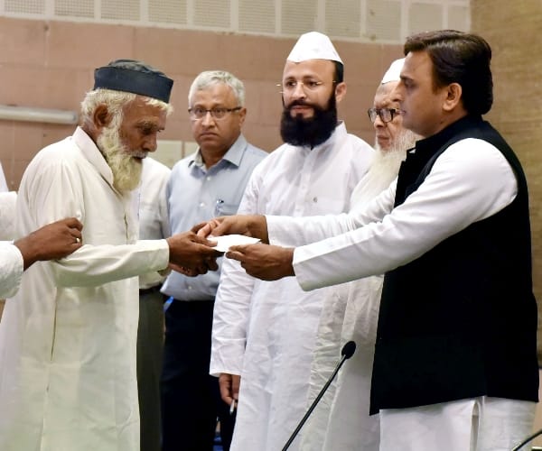 CM Akhilesh yadav distributes 15-15 lakh rupees to riot victims.