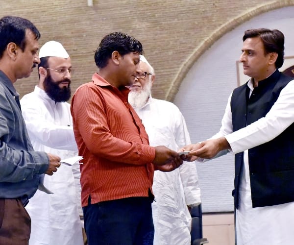 CM Akhilesh yadav distributes 15-15 lakh rupees to riot victims.