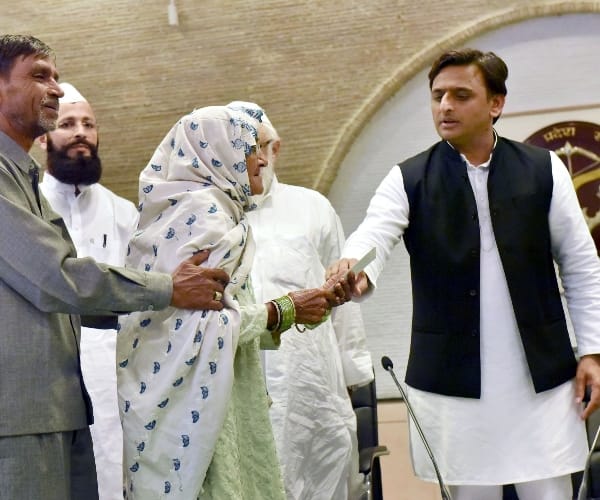 CM Akhilesh yadav distributes 15-15 lakh rupees to riot victims.