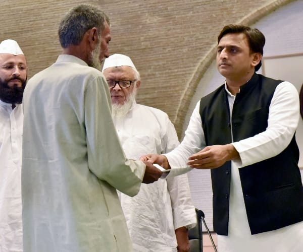 CM Akhilesh yadav distributes 15-15 lakh rupees to riot victims.