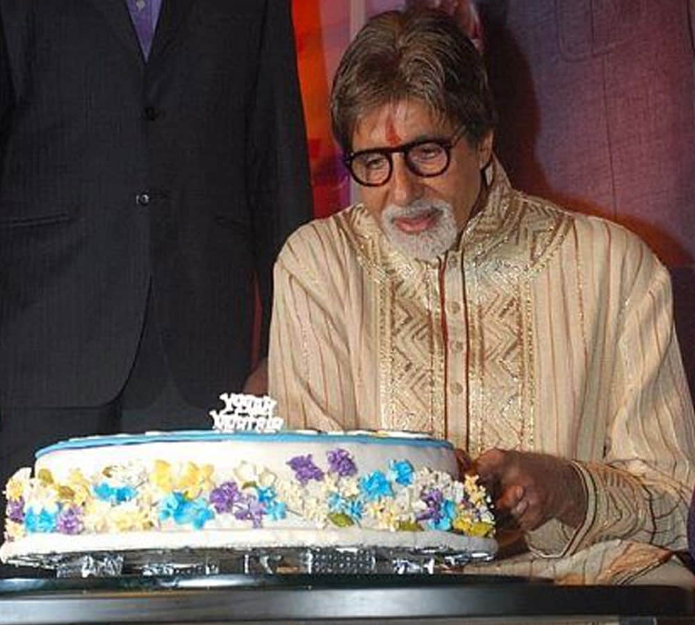 amitabh bachchan don't cut cake on his birthday 