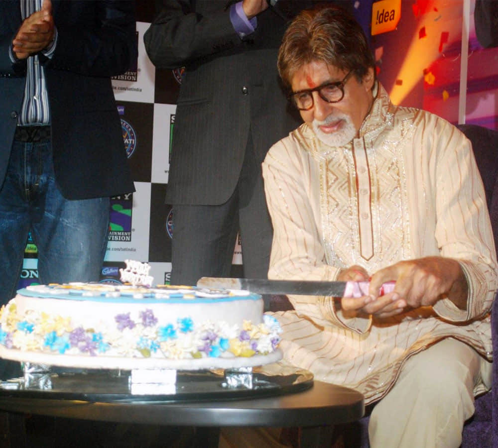 amitabh bachchan don't cut cake on his birthday 