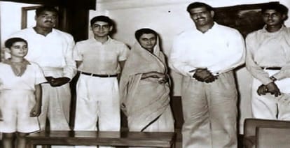 special story on amitabh bacchan birthday and indira gandhi family