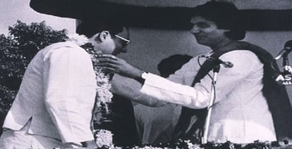 special story on amitabh bacchan birthday and indira gandhi family