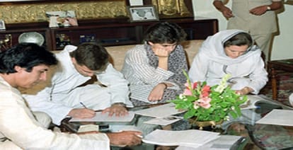special story on amitabh bacchan birthday and indira gandhi family