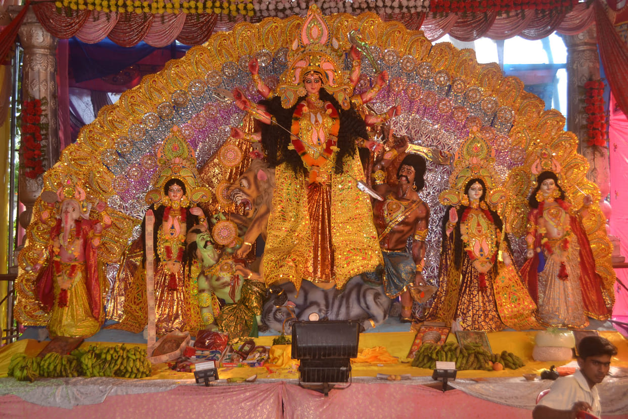 devotees saw moter durga statue