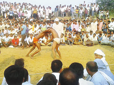 Cirque show wrestlers tactics