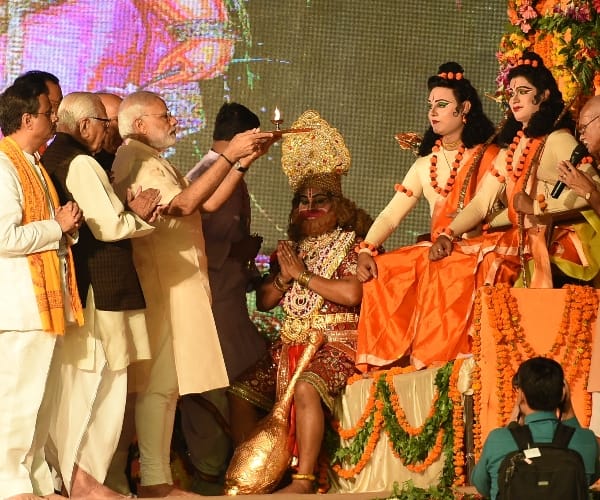 modi worships ram in ramleela
